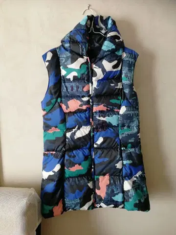 코이비토 미사키 카모플라쥬 패턴 후드 부착 다운 베스트 M-L 사이즈