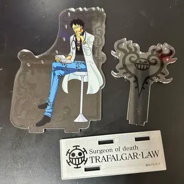 트리팔가 로우 아크릴 스탠드 흰 옷