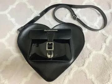닥터마틴 하트 숄더백 블랙