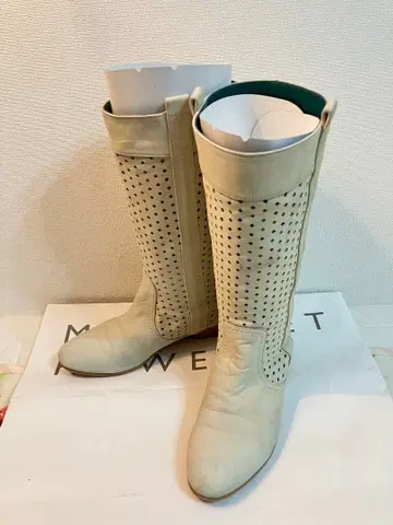 다이애나 화이트 펀칭 부츠