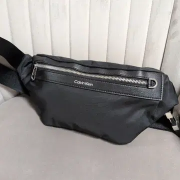 Calvin Klein 블랙 바디백