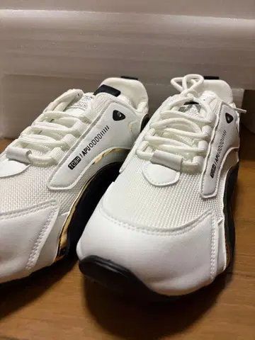 화이트 골드 악센트 스니커즈