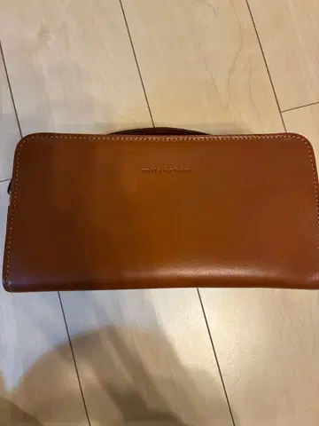 브라운 가죽 지퍼 백