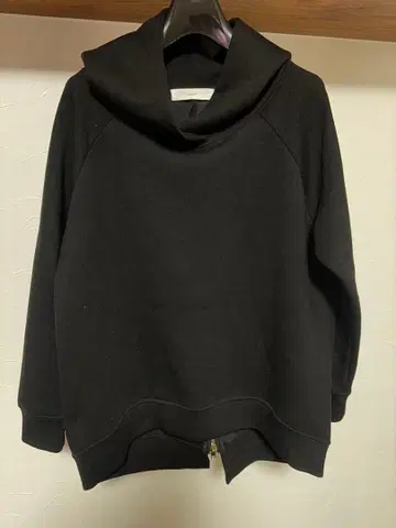 vingtrois 블랙 후드티