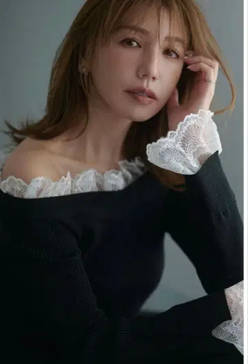 노스탤지어 미카 씨 콜라보 레이스 오프숄더 니트