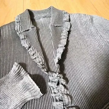 스페치오 그레이 계열 셔틀 플리츠 테일러 가디건 새상품급