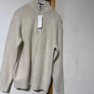 유니클로의 수플레얀 하프 지퍼 스웨터