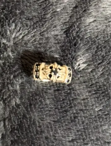 장식적인 금속제 반지