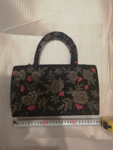 총 비즈 핸드백 블랙 꽃무늬 손잡이 비즈 내 포켓 올풀림 있음