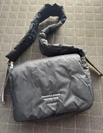 뷰티풀 피플 패디드 스퀘어 숄더백 블랙