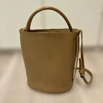 카멜 핸들 부착 숄더백