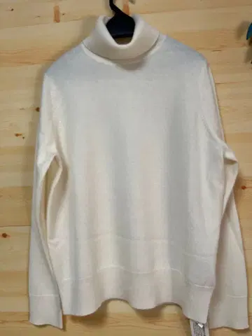 [ 미사용품 ] 타카시마야 캐시미어 화이트 터틀넥 스웨터
