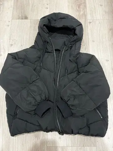 ZARA 숏 기장 후드 부착 블랙 다운 자켓 L 사이즈
