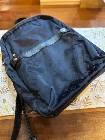 russet 러셋 네이비 모노그램 패턴 백팩