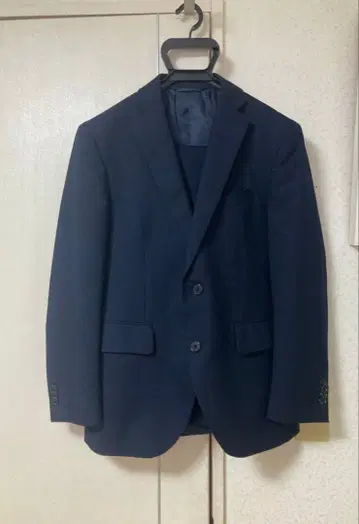 수트 컴퍼니 다크 네이비 심플하고 고급스러운 수트