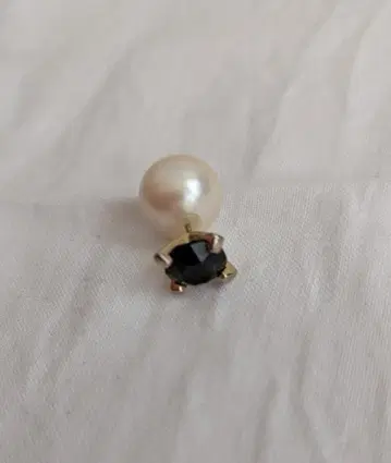 LOVE BY e.m. 블랙 지르코니아 & 펄 귀걸이 (한쪽용)