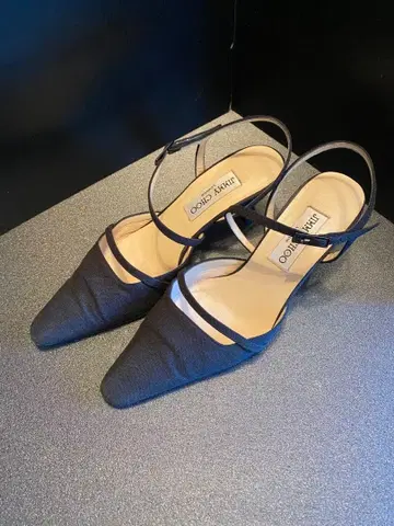 지미추 블랙 백 스트랩 힐