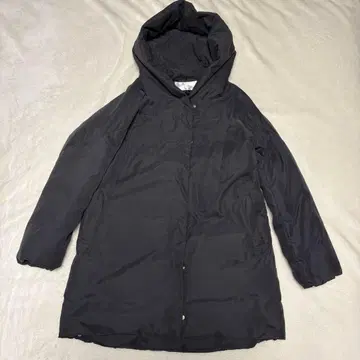 새상품급 아바하우스 에크루 다운 블랙 후드 부착