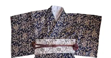 블랙 베이스에 화이트 꽃무늬가 있는 이중 기모노 코몬