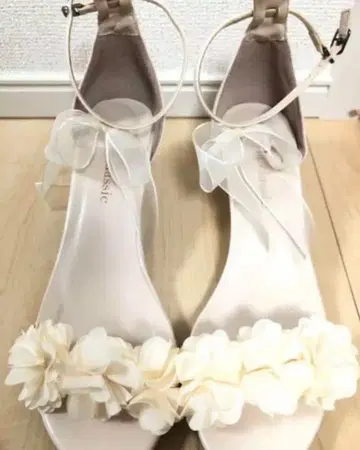 마이라 클래식 사나모넬 베이지 25cm 레이스 리본 프릴 뮬