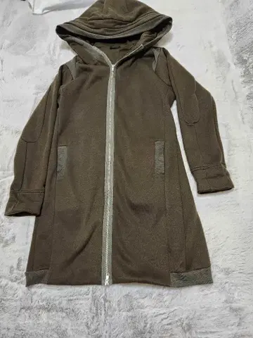 올리브 그린 후드 부착 롱 후드티