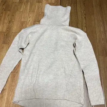 베이지 터틀넥 니트 긴팔