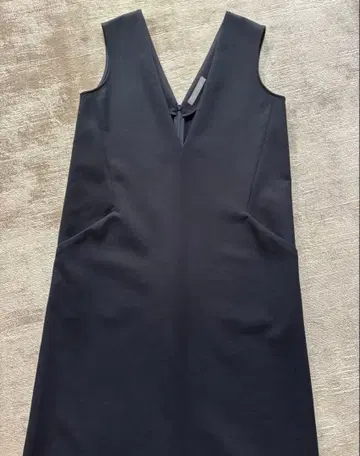 새상품급! 띠어리 럭스 슬리브리스 V넥 원피스