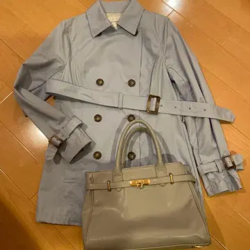 라이트 블루 더블 브레스트 트렌치코트와 백