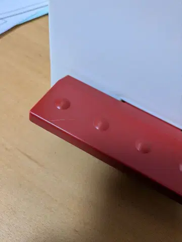 빨간색 평평한 블록 돌출부 포함