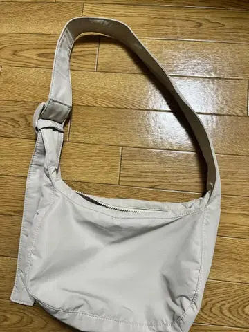 COS 화이트 숄더백