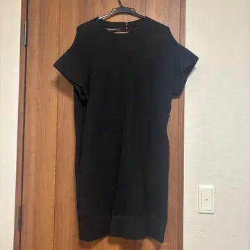 [ sacai ] 블랙 반팔 맨투맨 무릎 기장 원피스