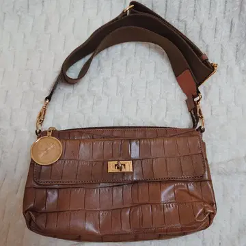 새상품급 액세소와 드 마드모아젤 천연 가죽 악어 무늬 숄더백 참 포함