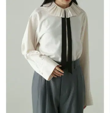 플리츠 칼라 타이 블라우스 JILL STUART 질스튜어트