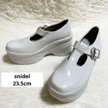 새상품급 스나이델 에나멜 통굽 신발 화이트 23.5 멜리 제인