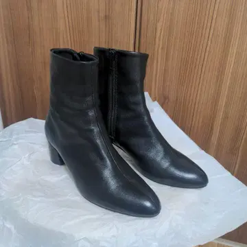 아틀리에 버그 블랙 가죽 부티