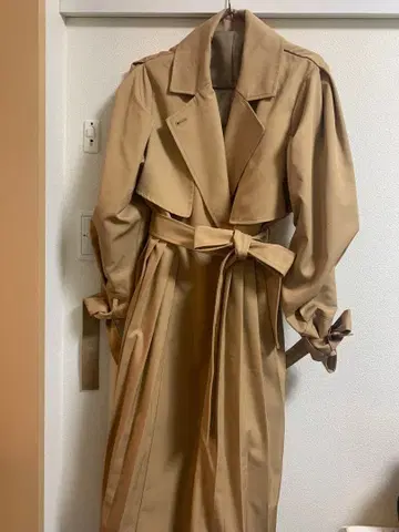 베이지 트렌치코트 리본 포함