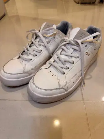 on 화이트 가죽 스니커즈 On THE ROGER Centre Court