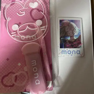 mona 응원봉 폴라로이드풍 사진