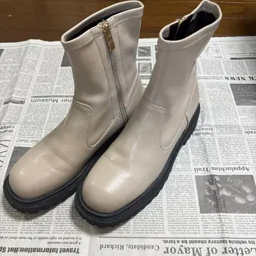베이지 지퍼 부츠 합성 피혁