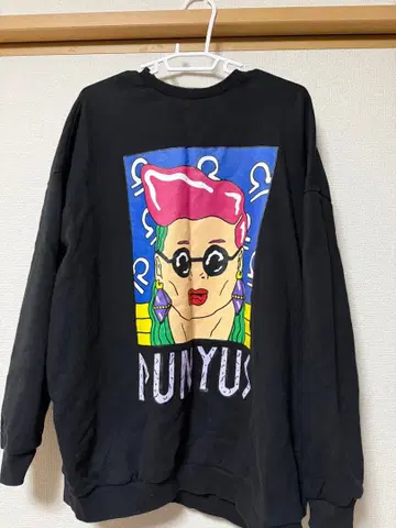 PUNYUS 페이스 프린트 맨투맨 블랙