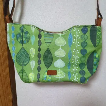 이비자 그린 컬러계 나뭇잎 패턴 숄더백
