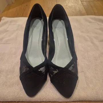 블랙 스웨이드 레이스 스틸레토 펌프스