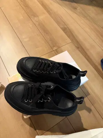 Alexander McQueen 블랙 스니커즈