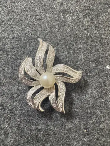 실버 꽃 모양 브로치 펄 장식 2WAY 탑