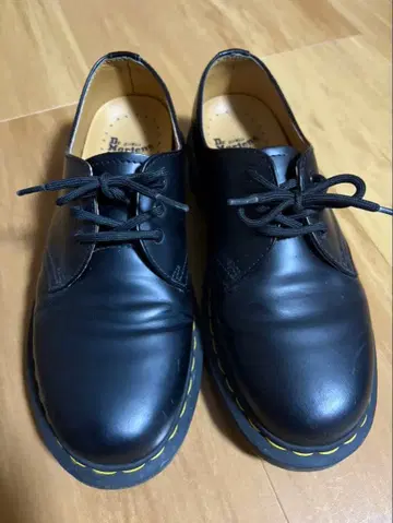 Dr.Martens 3홀