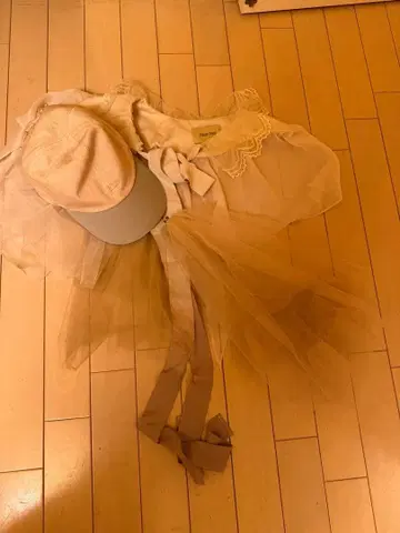 서클 튤 모자, 레이스 케이프, 브로치 3종 세트