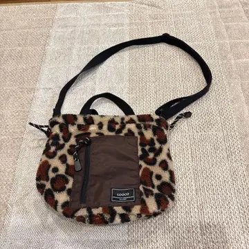 레오파드 무늬 플리스 숄더백