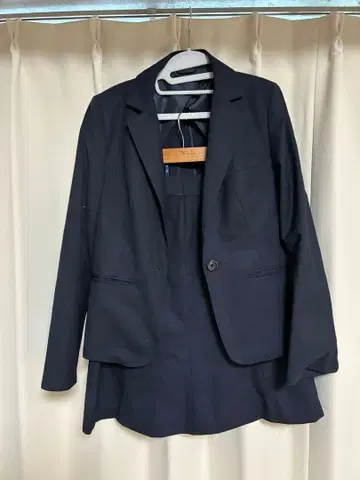 네이비 비즈니스 정장 자켓과 스커트 세트