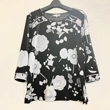 레오나르 40 빅 사이즈 꽃무늬 트리밍 칠부 소매 티셔츠 모노톤 블랙