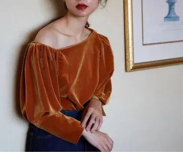 RANDEBOO 오프숄더 벨벳 상의